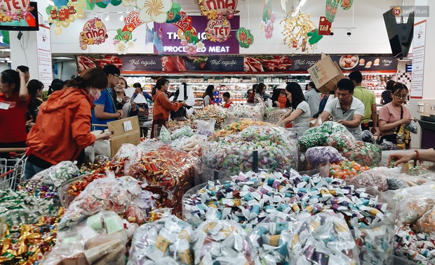 Người Sài Gòn xếp hàng dài ở siêu thị chờ mua sắm Tết chiều chủ nhật cuối năm - Ảnh 12. Người Sài Gòn xếp hàng dài ở siêu thị chờ mua sắm Tết chiều chủ nhật cuối năm - Ảnh 12.