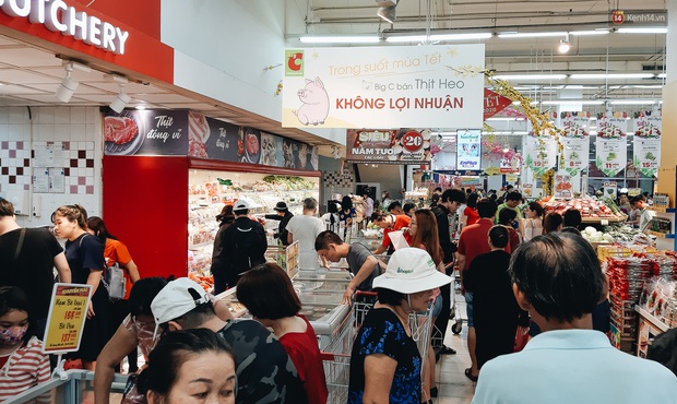 Người Sài Gòn xếp hàng dài ở siêu thị chờ mua sắm Tết chiều chủ nhật cuối năm - Ảnh 1. Người Sài Gòn xếp hàng dài ở siêu thị chờ mua sắm Tết chiều chủ nhật cuối năm - Ảnh 1.
