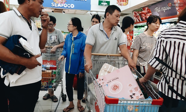 Người Sài Gòn xếp hàng dài ở siêu thị chờ mua sắm Tết chiều chủ nhật cuối năm - Ảnh 14. Người Sài Gòn xếp hàng dài ở siêu thị chờ mua sắm Tết chiều chủ nhật cuối năm - Ảnh 14.
