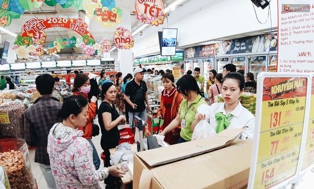 Người Sài Gòn xếp hàng dài ở siêu thị chờ mua sắm Tết chiều chủ nhật cuối năm - Ảnh 19. Người Sài Gòn xếp hàng dài ở siêu thị chờ mua sắm Tết chiều chủ nhật cuối năm - Ảnh 19.