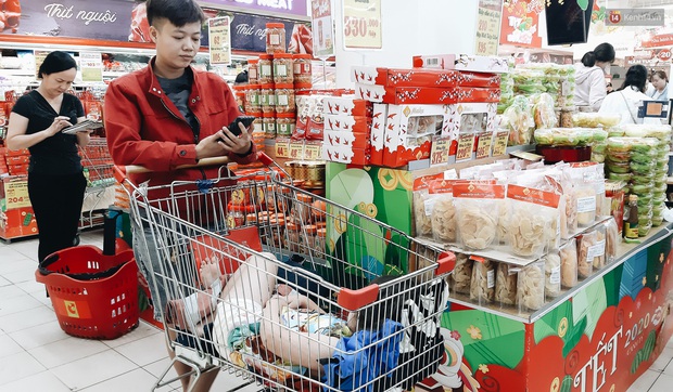 Người Sài Gòn xếp hàng dài ở siêu thị chờ mua sắm Tết chiều chủ nhật cuối năm - Ảnh 15. Người Sài Gòn xếp hàng dài ở siêu thị chờ mua sắm Tết chiều chủ nhật cuối năm - Ảnh 15.