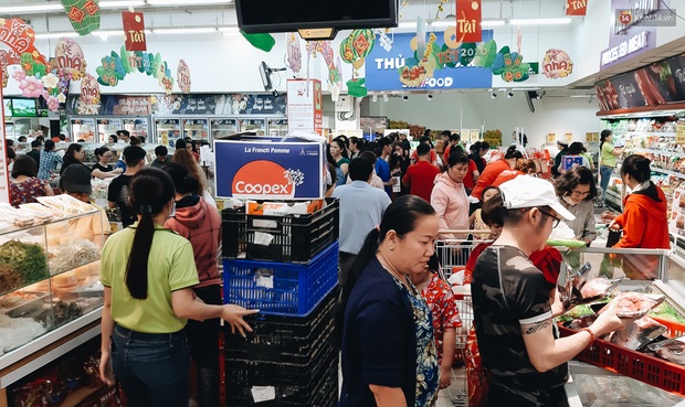 Người Sài Gòn xếp hàng dài ở siêu thị chờ mua sắm Tết chiều chủ nhật cuối năm - Ảnh 16. Người Sài Gòn xếp hàng dài ở siêu thị chờ mua sắm Tết chiều chủ nhật cuối năm - Ảnh 16.