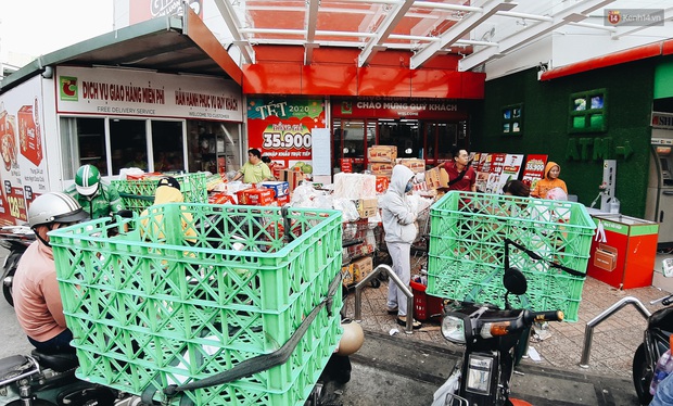 Người Sài Gòn xếp hàng dài ở siêu thị chờ mua sắm Tết chiều chủ nhật cuối năm - Ảnh 22. Người Sài Gòn xếp hàng dài ở siêu thị chờ mua sắm Tết chiều chủ nhật cuối năm - Ảnh 22.