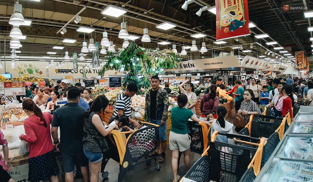 Người Sài Gòn xếp hàng dài ở siêu thị chờ mua sắm Tết chiều chủ nhật cuối năm - Ảnh 3. Người Sài Gòn xếp hàng dài ở siêu thị chờ mua sắm Tết chiều chủ nhật cuối năm - Ảnh 3.
