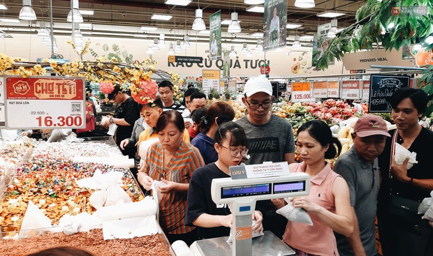 Người Sài Gòn xếp hàng dài ở siêu thị chờ mua sắm Tết chiều chủ nhật cuối năm - Ảnh 6. Người Sài Gòn xếp hàng dài ở siêu thị chờ mua sắm Tết chiều chủ nhật cuối năm - Ảnh 6.