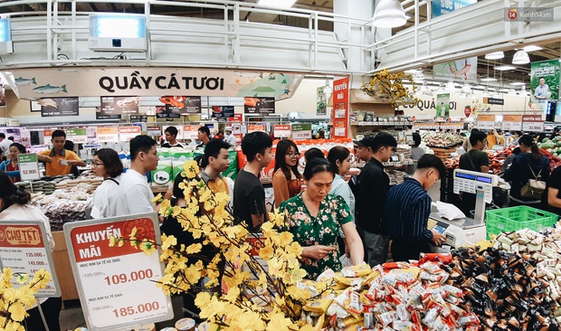 Người Sài Gòn xếp hàng dài ở siêu thị chờ mua sắm Tết chiều chủ nhật cuối năm - Ảnh 2. Người Sài Gòn xếp hàng dài ở siêu thị chờ mua sắm Tết chiều chủ nhật cuối năm - Ảnh 2.