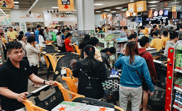 Người Sài Gòn xếp hàng dài ở siêu thị chờ mua sắm Tết chiều chủ nhật cuối năm - Ảnh 8. Người Sài Gòn xếp hàng dài ở siêu thị chờ mua sắm Tết chiều chủ nhật cuối năm - Ảnh 8.