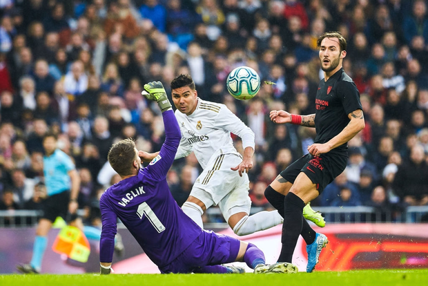 Thủ môn từng bị gắn mác thảm họa giúp Real Madrid đạt thống kê không thể tin nổi để vượt qua Barcelona tại La Liga - Ảnh 5.