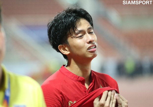 Cầu thủ U23 Thái Lan khóc nức nở, gọi quyết định thổi penalty của trọng tài là một tai nạn - Ảnh 3. Cầu thủ U23 Thái Lan khóc nức nở, gọi quyết định thổi penalty của trọng tài là một tai nạn - Ảnh 3.