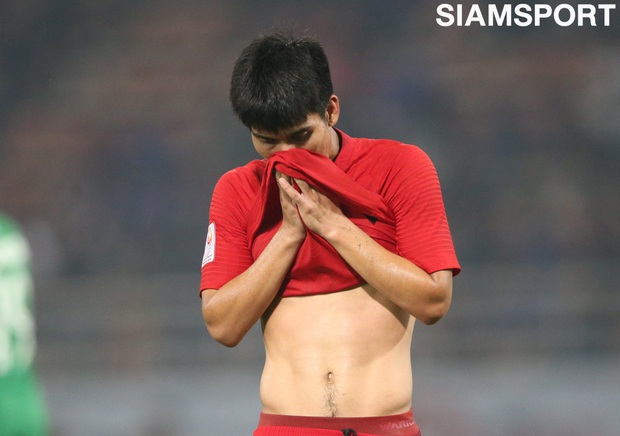 Cầu thủ U23 Thái Lan khóc nức nở, gọi quyết định thổi penalty của trọng tài là một tai nạn - Ảnh 2. Cầu thủ U23 Thái Lan khóc nức nở, gọi quyết định thổi penalty của trọng tài là một tai nạn - Ảnh 2.