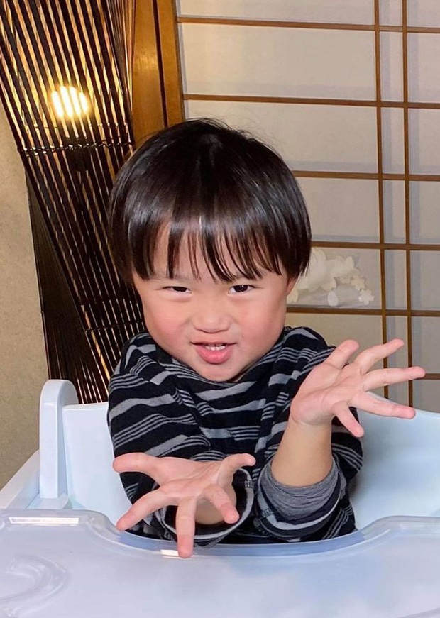 Bỏ qua lùm xùm về kênh YouTube triệu subs, Quỳnh Trần JP đón tin vui mới khi kênh của bé Sa vừa chính thức ẵm nút Bạc - Ảnh 1. Bỏ qua lùm xùm về kênh YouTube triệu subs, Quỳnh Trần JP đón tin vui mới khi kênh của bé Sa vừa chính thức ẵm nút Bạc - Ảnh 1.