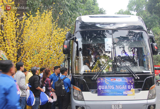 Bố mất chưa giỗ đầu thì chồng đột ngột qua đời, người mẹ trẻ một nách 3 con bật khóc khi được lên xe miễn phí về quê đón Tết - Ảnh 7. Bố mất chưa giỗ đầu thì chồng đột ngột qua đời, người mẹ trẻ một nách 3 con bật khóc khi được lên xe miễn phí về quê đón Tết - Ảnh 7.