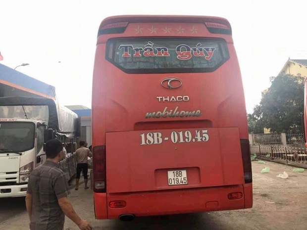 Người dân về quê nghỉ Tết bị nhồi nhét, sang xe giữa đường bức xúc đòi tẩy chay nhà xe - Ảnh 2. Người dân về quê nghỉ Tết bị nhồi nhét, sang xe giữa đường bức xúc đòi tẩy chay nhà xe - Ảnh 2.