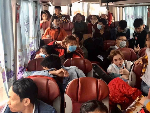Người dân về quê nghỉ Tết bị nhồi nhét, sang xe giữa đường bức xúc đòi tẩy chay nhà xe - Ảnh 3. Người dân về quê nghỉ Tết bị nhồi nhét, sang xe giữa đường bức xúc đòi tẩy chay nhà xe - Ảnh 3.