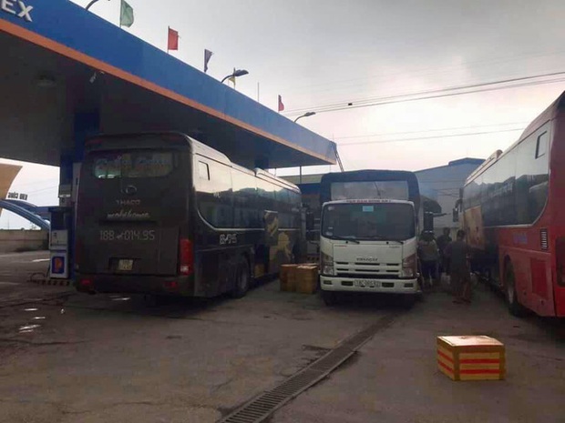 Người dân về quê nghỉ Tết bị nhồi nhét, sang xe giữa đường bức xúc đòi tẩy chay nhà xe - Ảnh 5. Người dân về quê nghỉ Tết bị nhồi nhét, sang xe giữa đường bức xúc đòi tẩy chay nhà xe - Ảnh 5.