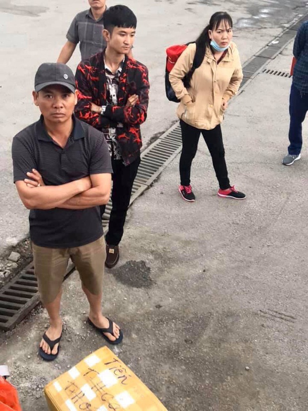 Người dân về quê nghỉ Tết bị nhồi nhét, sang xe giữa đường bức xúc đòi tẩy chay nhà xe - Ảnh 6. Người dân về quê nghỉ Tết bị nhồi nhét, sang xe giữa đường bức xúc đòi tẩy chay nhà xe - Ảnh 6.