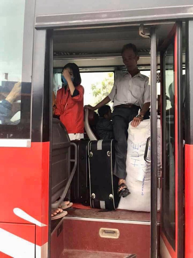 Người dân về quê nghỉ Tết bị nhồi nhét, sang xe giữa đường bức xúc đòi tẩy chay nhà xe - Ảnh 7. Người dân về quê nghỉ Tết bị nhồi nhét, sang xe giữa đường bức xúc đòi tẩy chay nhà xe - Ảnh 7.