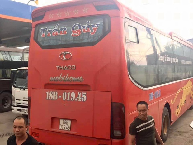Người dân về quê nghỉ Tết bị nhồi nhét, sang xe giữa đường bức xúc đòi tẩy chay nhà xe - Ảnh 8. Người dân về quê nghỉ Tết bị nhồi nhét, sang xe giữa đường bức xúc đòi tẩy chay nhà xe - Ảnh 8.