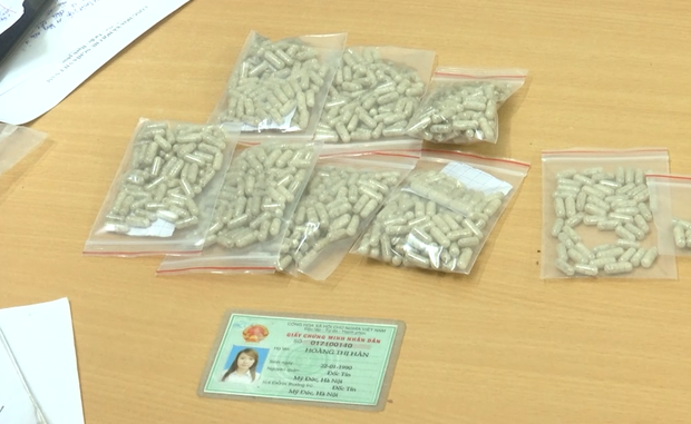 Bắt quả tang cô gái xinh đẹp tàng trữ 754 viên thuốc lắc trong phòng trọ - Ảnh 3. Bắt quả tang cô gái xinh đẹp tàng trữ 754 viên thuốc lắc trong phòng trọ - Ảnh 3.