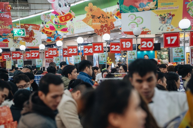 Trung tâm thương mại ở Hà Nội đông đúc ngày giáp Tết, nhiều trẻ nhỏ thất lạc người thân - Ảnh 22. Trung tâm thương mại ở Hà Nội đông đúc ngày giáp Tết, nhiều trẻ nhỏ thất lạc người thân - Ảnh 22.