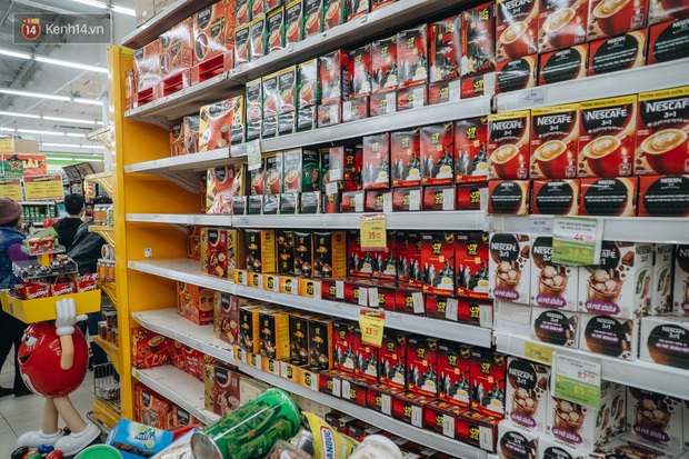 Trung tâm thương mại ở Hà Nội đông đúc ngày giáp Tết, nhiều trẻ nhỏ thất lạc người thân - Ảnh 17. Trung tâm thương mại ở Hà Nội đông đúc ngày giáp Tết, nhiều trẻ nhỏ thất lạc người thân - Ảnh 17.