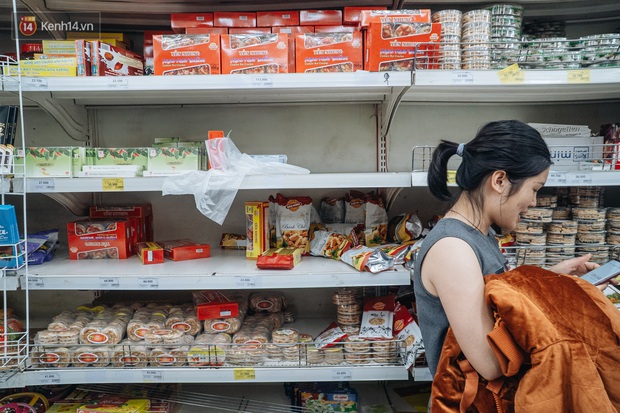 Trung tâm thương mại ở Hà Nội đông đúc ngày giáp Tết, nhiều trẻ nhỏ thất lạc người thân - Ảnh 8. Trung tâm thương mại ở Hà Nội đông đúc ngày giáp Tết, nhiều trẻ nhỏ thất lạc người thân - Ảnh 8.