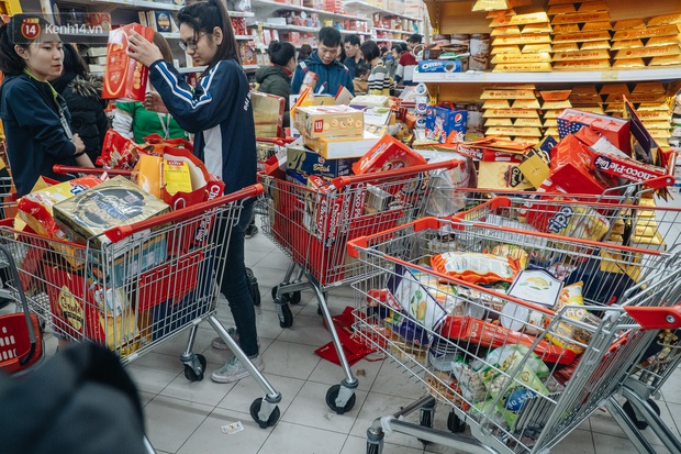 Trung tâm thương mại ở Hà Nội đông đúc ngày giáp Tết, nhiều trẻ nhỏ thất lạc người thân - Ảnh 5. Trung tâm thương mại ở Hà Nội đông đúc ngày giáp Tết, nhiều trẻ nhỏ thất lạc người thân - Ảnh 5.
