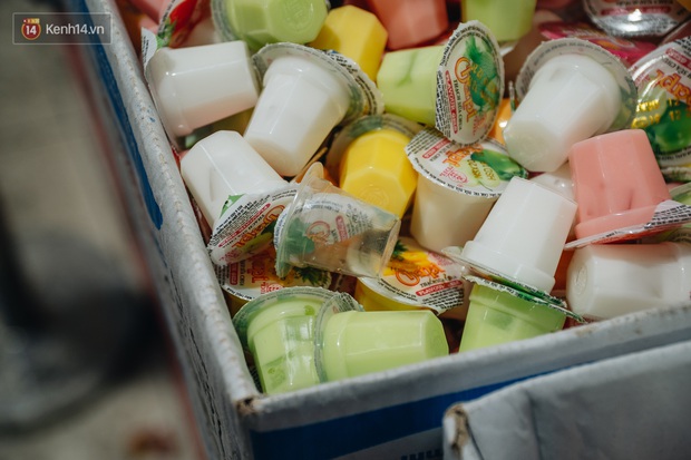 Trung tâm thương mại ở Hà Nội đông đúc ngày giáp Tết, nhiều trẻ nhỏ thất lạc người thân - Ảnh 14. Trung tâm thương mại ở Hà Nội đông đúc ngày giáp Tết, nhiều trẻ nhỏ thất lạc người thân - Ảnh 14.