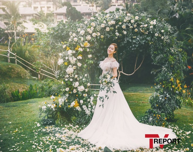 Đây đích thị là bộ hình cưới đẹp nhất Kbiz: Tình cũ Lee Jun Ki nhan sắc đỉnh đến thẫn thờ, không gian hôn lễ cực lạ - Ảnh 4.