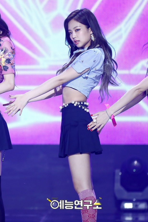 Sexy như Jennie (BLACKPINK) trên sân khấu: Đỉnh từ thần thái đến body, đã diễn là fan mê chẳng trượt phát nào! - Ảnh 18.