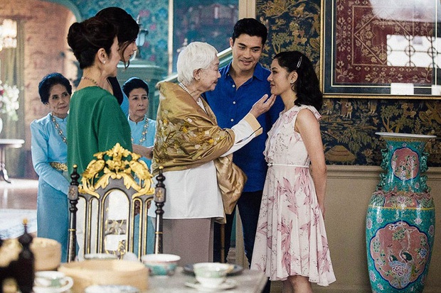 Bóc nhanh 6 chi tiết từ trailer Gái Già Lắm Chiêu 3 sao y bản chính Crazy Rich Asians: Cạn lời cảnh ngồi nặn bánh? - Ảnh 7.