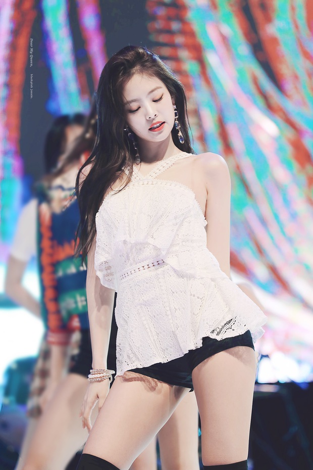 Sexy như Jennie (BLACKPINK) trên sân khấu: Đỉnh từ thần thái đến body, đã diễn là fan mê chẳng trượt phát nào! - Ảnh 2.