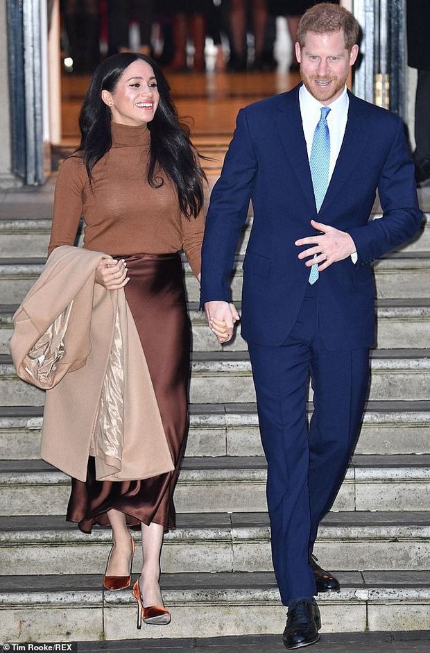 Vừa chân ướt chân ráo rời khỏi Hoàng gia Anh, vợ chồng Hoàng tử Harry và Meghan Markle đã được ông lớn Netflix săn đón như siêu sao - Ảnh 1.