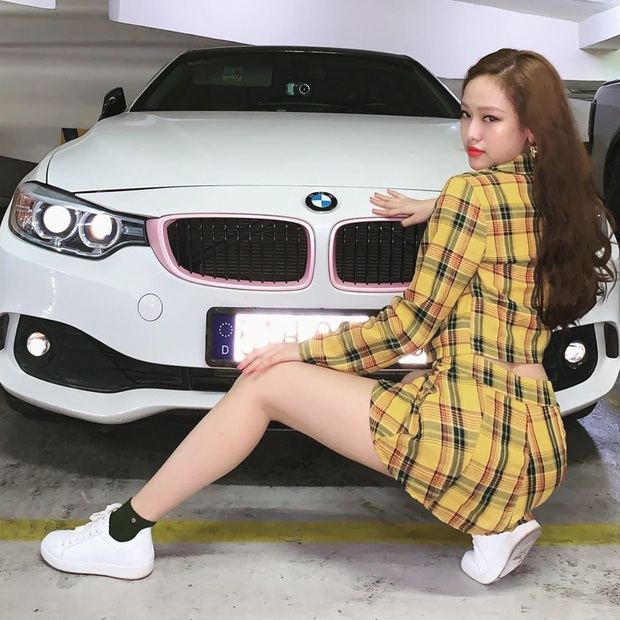 Dạo này Thuý Vi đổi style y chang Jennie (Black Pink): Vóc dáng thì oke rồi nhưng thần thái cứ có gì đó sai sai ấy nhỉ? - Ảnh 5. Dạo này Thuý Vi đổi style y chang Jennie (Black Pink): Vóc dáng thì oke rồi nhưng thần thái cứ có gì đó sai sai ấy nhỉ? - Ảnh 5.