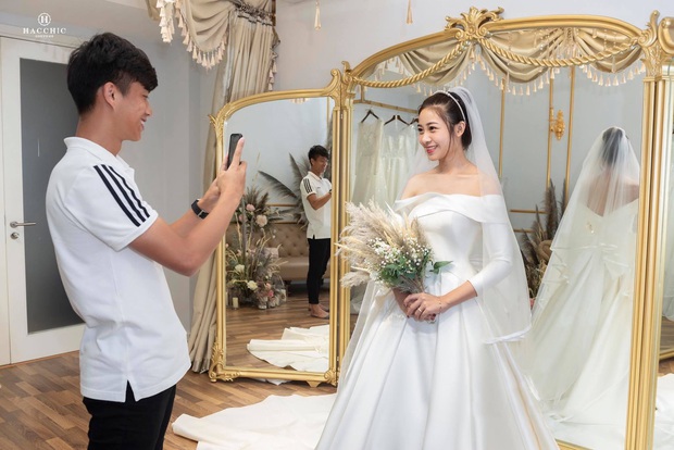 Văn Đức đưa Nhật Linh đi thử váy cưới, nhan sắc cô dâu không cần bàn cãi nhưng sao nhìn vòng eo trông cứ sai sai - Ảnh 3. Văn Đức đưa Nhật Linh đi thử váy cưới, nhan sắc cô dâu không cần bàn cãi nhưng sao nhìn vòng eo trông cứ sai sai - Ảnh 3.