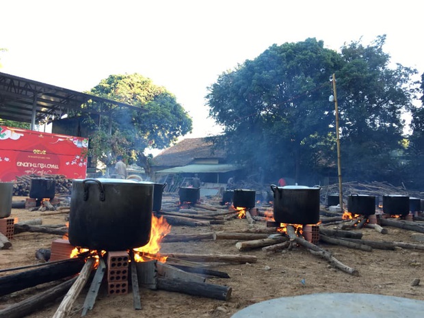 Hàng trăm nồi bánh tét đỏ lửa ở Kon Tum khiến bao người xao xuyến: Tết đã đến rất gần rồi - Ảnh 3.