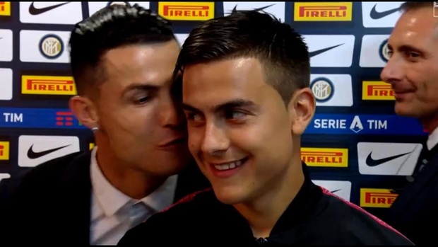 Hội chị em dậy sóng khi nhìn Ronaldo khóa môi anh chàng tiền đạo trẻ đẹp trai nhất đội ngay trên sân đấu - Ảnh 3. Hội chị em dậy sóng khi nhìn Ronaldo khóa môi anh chàng tiền đạo trẻ đẹp trai nhất đội ngay trên sân đấu - Ảnh 3.