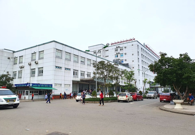 Xác minh thông tin bác sĩ không mặc quần dài ôm nữ sinh viên ngủ trong bệnh viện - Ảnh 2. Xác minh thông tin bác sĩ không mặc quần dài ôm nữ sinh viên ngủ trong bệnh viện - Ảnh 2.