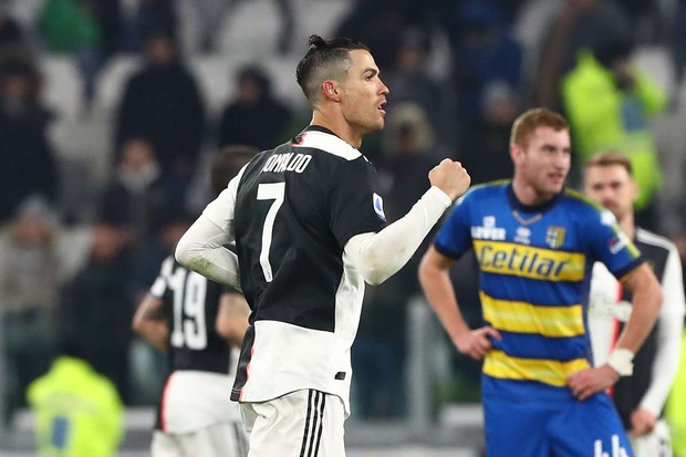 Hội chị em dậy sóng khi nhìn Ronaldo khóa môi anh chàng tiền đạo trẻ đẹp trai nhất đội ngay trên sân đấu - Ảnh 4. Hội chị em dậy sóng khi nhìn Ronaldo khóa môi anh chàng tiền đạo trẻ đẹp trai nhất đội ngay trên sân đấu - Ảnh 4.