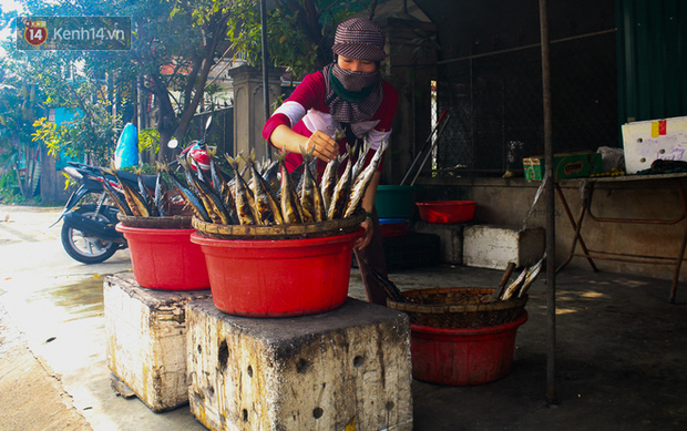 Chuyện về những bà mẹ quanh năm bên bếp lửa nướng cá, nuôi đàn con lớn khôn - Ảnh 6.