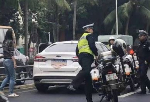 Biết mình vi phạm luật giao thông, người phụ nữ quyết định dùng cách siêu lầy để tránh lộ biển số xe - Ảnh 2. Biết mình vi phạm luật giao thông, người phụ nữ quyết định dùng cách siêu lầy để tránh lộ biển số xe - Ảnh 2.