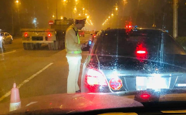  Cục CSGT trả lời về nghi vấn tài xế phải thổi chung ống kiểm tra nồng độ cồn khi vào cao tốc - Ảnh 1.