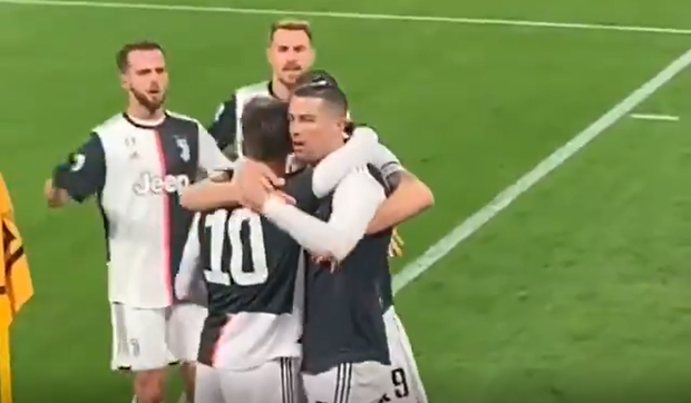 Hội chị em dậy sóng khi nhìn Ronaldo khóa môi anh chàng tiền đạo trẻ đẹp trai nhất đội ngay trên sân đấu - Ảnh 2. Hội chị em dậy sóng khi nhìn Ronaldo khóa môi anh chàng tiền đạo trẻ đẹp trai nhất đội ngay trên sân đấu - Ảnh 2.