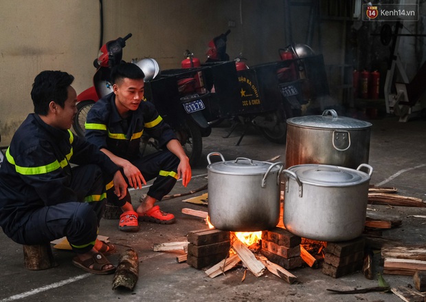 Phút quây quần của những chiến sĩ cứu hỏa bên nồi bánh chưng ngày giáp Tết - Ảnh 5. Phút quây quần của những chiến sĩ cứu hỏa bên nồi bánh chưng ngày giáp Tết - Ảnh 5.