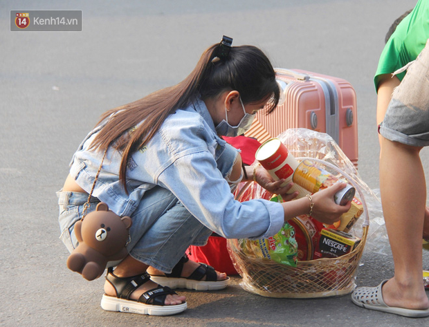 Người dân ùn ùn rời Sài Gòn về miền Tây ăn Tết khiến bến xe chật cứng, nhiều người ngủ gục trước giờ ra xe - Ảnh 9.