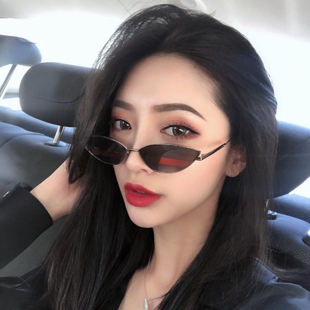 Chỉ một tấm ảnh chụp lén từ sau lưng, gái xinh bỗng trở thành trở thành hot search trên MXH - Ảnh 2. Chỉ một tấm ảnh chụp lén từ sau lưng, gái xinh bỗng trở thành trở thành hot search trên MXH - Ảnh 2.