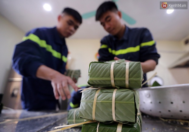 Phút quây quần của những chiến sĩ cứu hỏa bên nồi bánh chưng ngày giáp Tết - Ảnh 2. Phút quây quần của những chiến sĩ cứu hỏa bên nồi bánh chưng ngày giáp Tết - Ảnh 2.