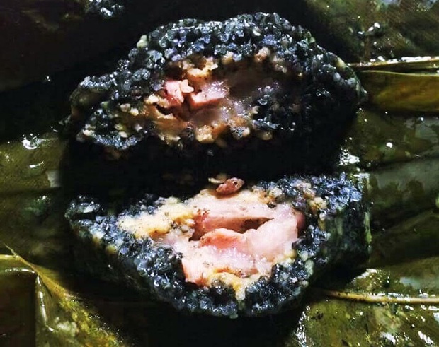 Không phải bị cháy, thực sự là có một loại bánh chưng đen sì như than, là đặc sản Tết Việt Nam? - Ảnh 1.