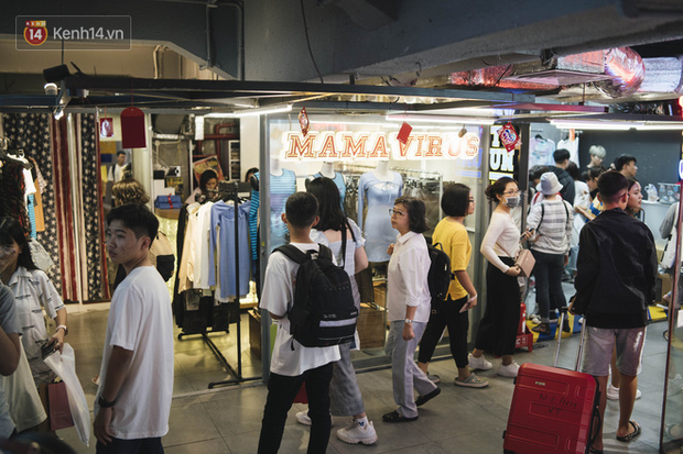 Giới trẻ Sài Gòn bung xoã hết nấc tại các toạ độ shopping: Chật kín chỗ, các shop liên tục báo cháy hàng - Ảnh 2. Giới trẻ Sài Gòn bung xoã hết nấc tại các toạ độ shopping: Chật kín chỗ, các shop liên tục báo cháy hàng - Ảnh 2.