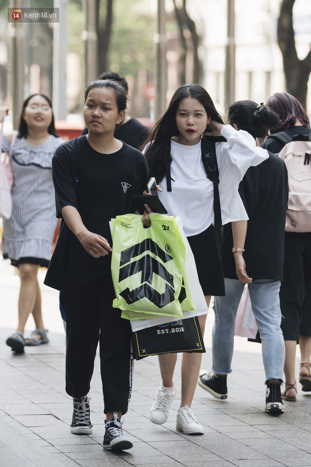 Giới trẻ Sài Gòn bung xoã hết nấc tại các toạ độ shopping: Chật kín chỗ, các shop liên tục báo cháy hàng - Ảnh 6. Giới trẻ Sài Gòn bung xoã hết nấc tại các toạ độ shopping: Chật kín chỗ, các shop liên tục báo cháy hàng - Ảnh 6.